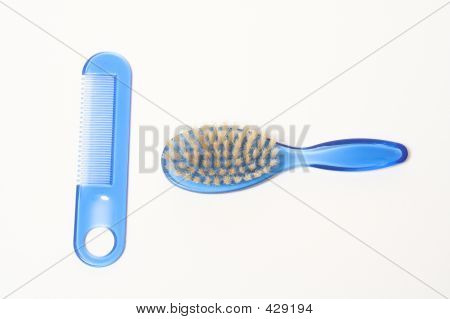 Pettine e spazzola isolato