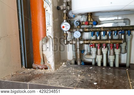 Complex Water Distribution System In The Washroom During Repairs To Replace The Riser And Pipes. Com