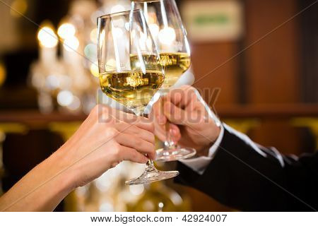 bicchieri ristorante bevono vino e tintinnio felice coppia hanno un appuntamento romantico in una multa, 