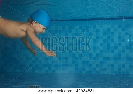 Criança nadar na piscina