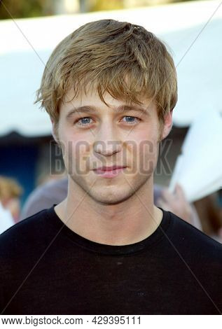 LOS ANGELES - AUG 02: Benjamin McKenzie arrives for the Teen Choice Awards 2003 on August 02, 2003 in Los Angeles, CA