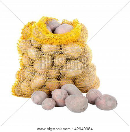 Potatis i en påse över en vit bakgrund