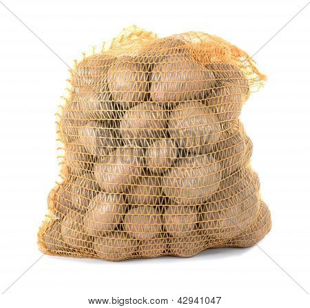 Potatis i en påse över en vit bakgrund