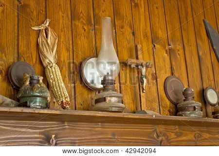 Gammal lykta, korsfästelsen, majskolv och paraffin lampa