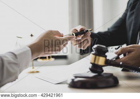 Attorney Gives The Client A Pen To Sign A Contract Admitting Fraud, Lawyer Admits A Fraud Case In Wh