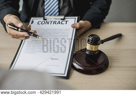 Attorney Gives The Client A Pen To Sign A Contract Admitting Fraud, Lawyer Admits A Fraud Case In Wh