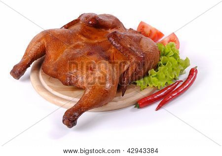 Ganzes Huhn auf der Holzplatte gerÃ¤uchert