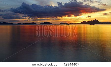 Corong Corong Strand wÃ¤hrend des Sonnenuntergangs. El nido