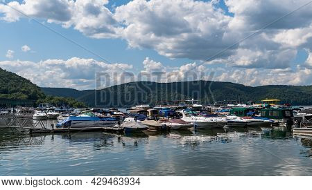 Mead Township, Pennsylvania, Usa August 3, 2021 Boats Docked In The Kinzua Wolf Run Marina On The Al