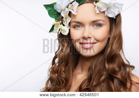 Næroptagelse portræt af en ung kvindelig wit hwhite blomstermotiver krans på hoved