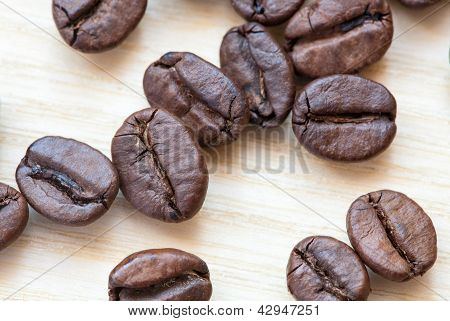 kaffebønner på hvid træ baggrund
