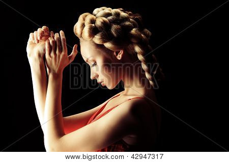 Schöne blonde Frau mit modischen Frisur. Gegenüber dem schwarzen Hintergrund.