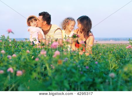 Familjen utomhus