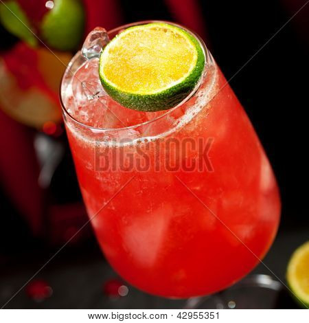 Zumbi Cocktail - escuro e luz rum Rum 151-prova e vários xarope, Grenadine, sumo de toranja,