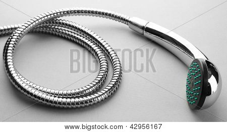 Doccia su sfondo grigio