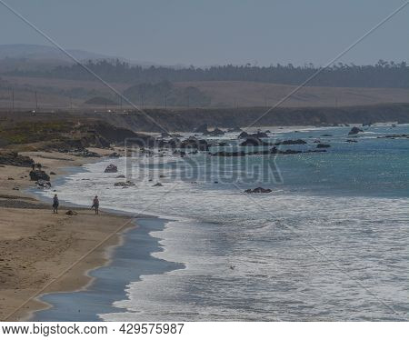 The Rocky Coastline Of San Simeon Bay On The Pacific Ocean In San Simeon, San Luis Obispo County, Ca