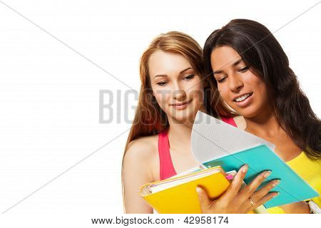 Deux jeunes filles avec des livres de l'exercice