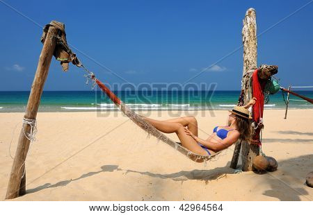 Nainen riippumatto tropical beach at Tioman island, Malesia