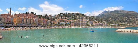MENTON - juli 07: Panorama af små byen Menton med røde huse langs stranden på varme sommer 