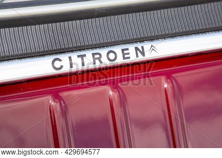 Bordeaux , Aquitaine France - 07 30 2021 : Citroën 2cv Car Logo Sign And Brand Text On Old Vehicle Y
