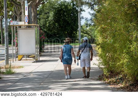 Barcelona, Spain; August 12 2021: Young Couple In The Jardi D Aclimatacio En Montjuic En Barcelona, 