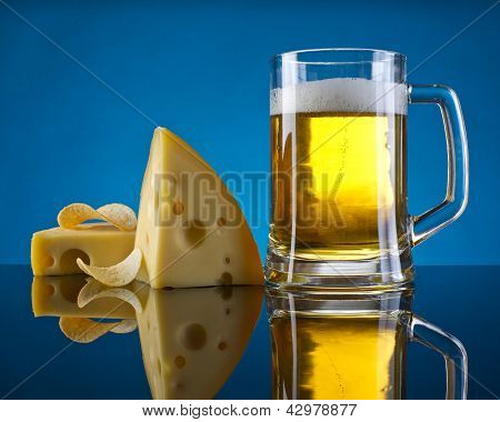 Cerveza, queso y papas fritas