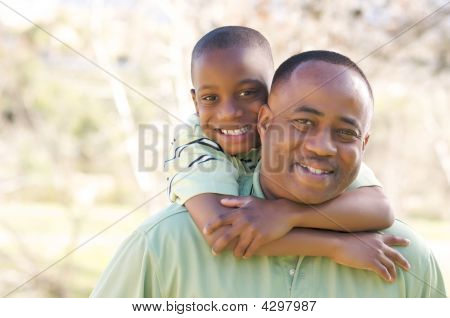 Hombre y niño divirtiéndose