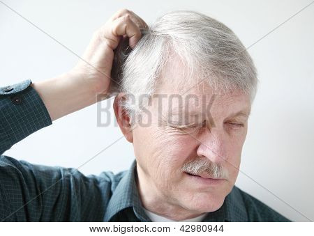 starszy mężczyzna z suchej skóry głowy