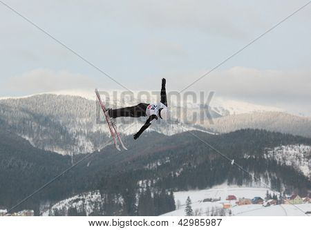 BUKOVEL, UKRAINE - 23 helmikuu: Naoya Tabara, Japani tekee antenni Hiihto aikana Freestyle Ski Worl