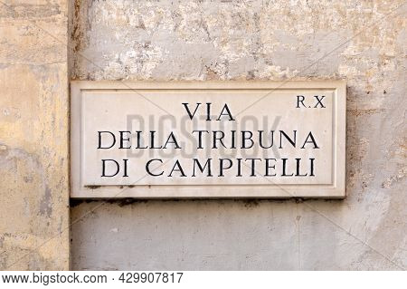 Street Name Voa Della Tribuna Di Campitelli - Engl. Street Of Campinelli Stage-  Painted At The Wall