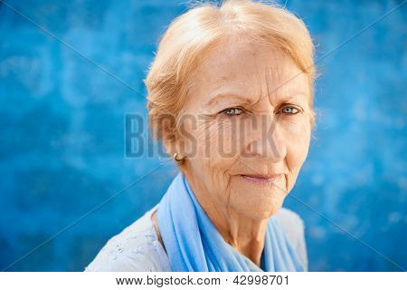 Szczęśliwy stary Blond kobieta uśmiechając się i patrząc na kamery