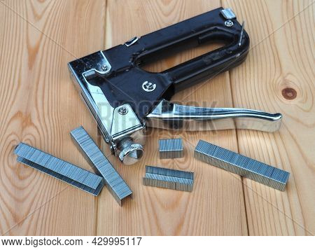 Hand Tacker With Staples. Heavy Duty Hand Stapler. Hand Staple Gun