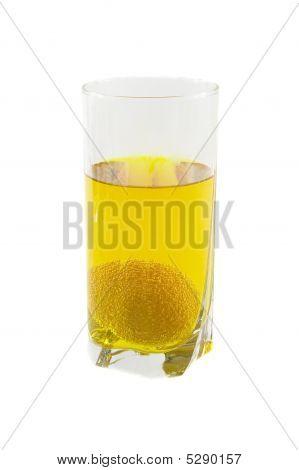 Solo vetro con Cocktail colore isolato su sfondo bianco