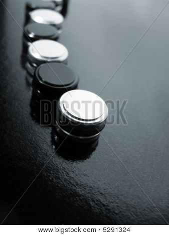 Sorte og hvide knapper