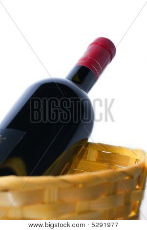 Fles wijn In handgeweven mand