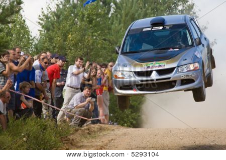 Rostov, Rússia - 27 de julho de 2008: Anotoly Rever em Mitsubishi Lanc