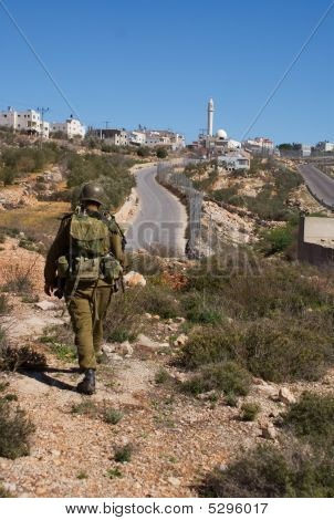 Izraelské vojáky hlídky v palestinské vesnice