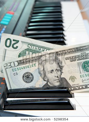 Dvacet dolarové bankovky v elektrických varhan klávesnice