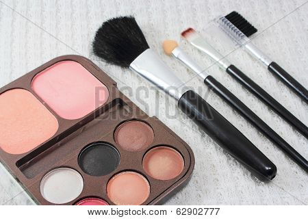 Makeup brushes and make-up eye shadows, cosmetics