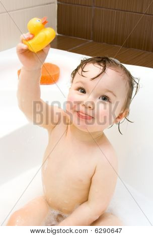 Niña en el baño