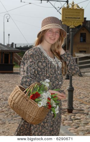Meisje met mand van bloemen