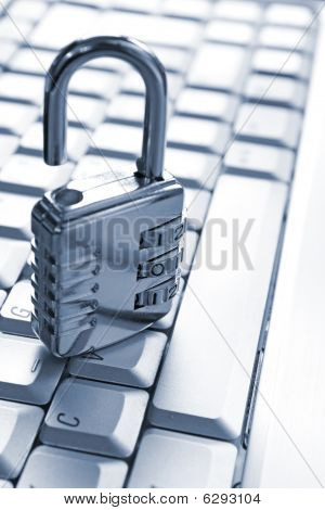 candado en el teclado de la computadora