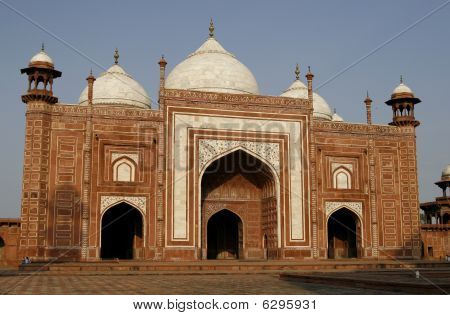 Eintritt in eine Moschee (Masjid) neben dem Taj Mahal, Agra, Indien
