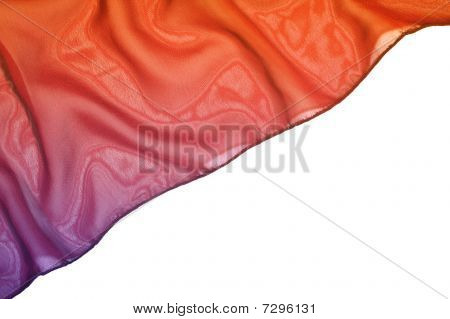 Stykke af rød silke isoleret på hvid baggrund