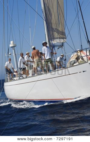 Bemanning op zeilboot op oceaan