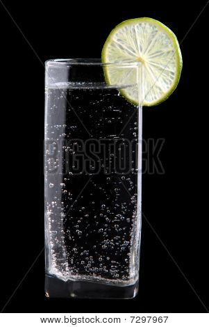 Glas mousserende vand med lime