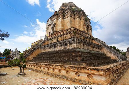 chedi luang temple in chiang mai