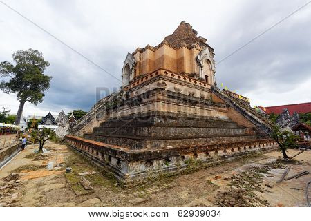 chedi luang temple in chiang mai