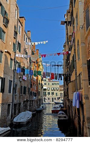 Venedig kanal med både og tøj