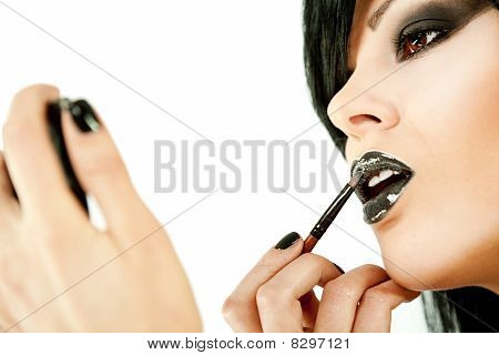 Woman applying Lippenstift